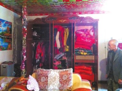 大衣柜里掛滿了各式衣服和挎包。