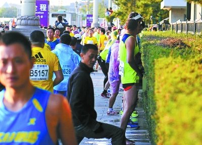 北京馬拉松“尿紅墻” 集體噓噓是傳統(tǒng)？