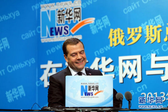 10月22日，俄羅斯總理梅德韋杰夫在新華網(wǎng)與中國網(wǎng)民進行在線交流互動。 新華社記者邢廣利攝