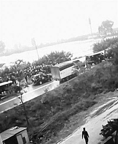 22日，云南晉寧數(shù)百村民與警方對峙。網(wǎng)絡(luò)截圖