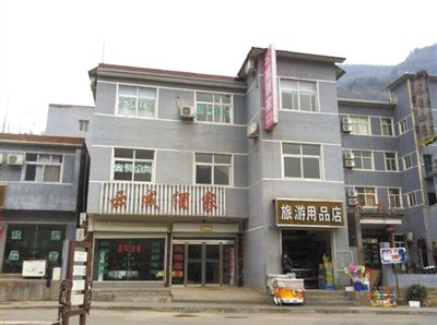 今年，胡萬林涉嫌非法行醫(yī)的地點(diǎn)，就在這座農(nóng)家賓館內(nèi)。