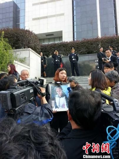 法院外，死者祁某的家人正在接受媒體采訪。 田雯 攝