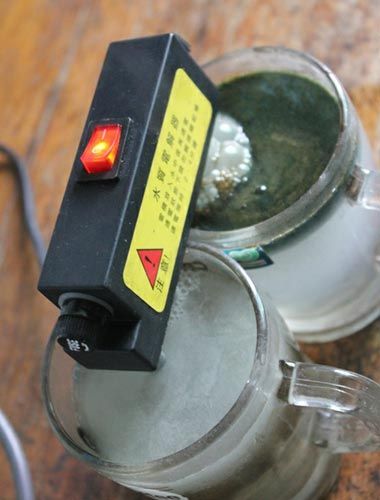 試驗(yàn)后的水對(duì)比，工程供水變成了墨綠色