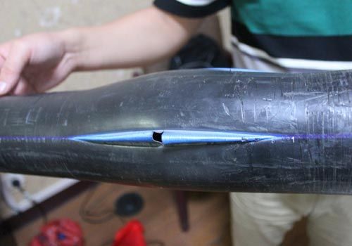 爆裂的水管，像被刀劃開(kāi)一樣