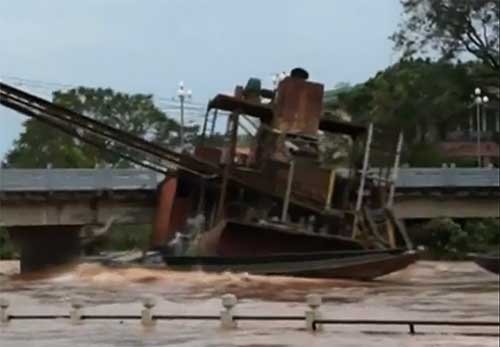 抽砂船卡在橋下。