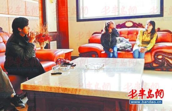 鄱陽(yáng)湖鄉(xiāng)村大酒店內(nèi)，兩個(gè)本地男子帶著兩個(gè)外籍女子給記者