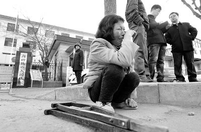 從法院出來以后，家屬和律師正在商量案情，夏鳳各在旁想著想著忍不住哭起來