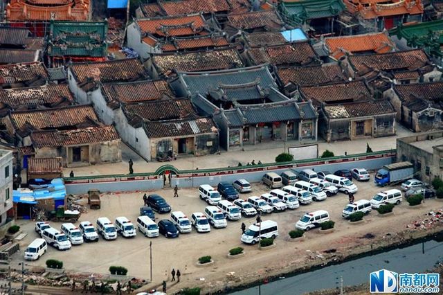 廣東陸豐市長帶隊(duì)進(jìn)駐制毒村 村內(nèi)貼滿禁毒標(biāo)語 廣東陸豐市長帶隊(duì)進(jìn)駐制毒村 村內(nèi)貼滿禁毒標(biāo)語