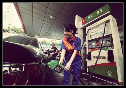 近日，有網(wǎng)友針對(duì)“超標(biāo)40倍事件”評(píng)價(jià)說：“國內(nèi)加油站在油里加水是普遍現(xiàn)象。只是量多量少的問題，車主