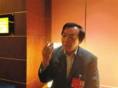 　昨日，在接受采訪時，何香久強調(diào)，大多公務員是勤勉工作的。