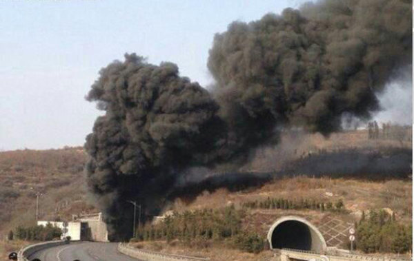 3月1日14時50分，山西，晉濟高速巖后隧道內一輛拉煤車和一輛載有液態(tài)甲醇的車輛相撞爆炸。