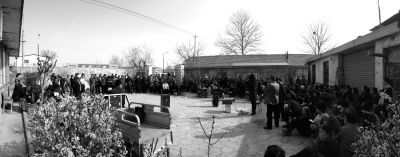 昨天下午，杜家疃村委會(huì)原文書李榮茂，向村民介紹當(dāng)天上午與街道辦溝通的情況。京華時(shí)報(bào)記者 懷若谷 攝