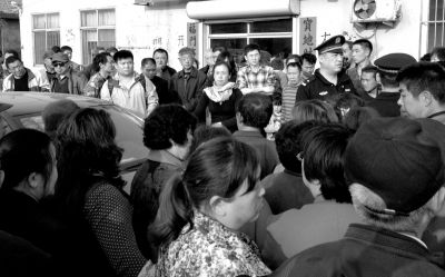 警方趕到現(xiàn)場(chǎng)，處理車胎被扎事件。