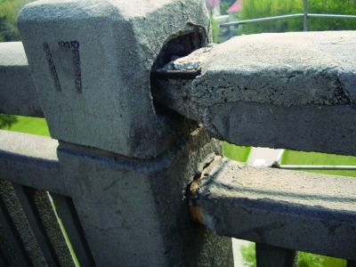 圖為大橋17號墩處橋面裂縫。梅建明 攝