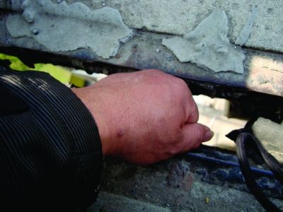 圖為大橋17號墩處橋面裂縫。梅建明 攝