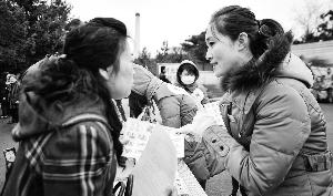 墓區(qū)服務(wù)員（右）見(jiàn)證了喪葬“綠化進(jìn)程”。新華社發(fā)