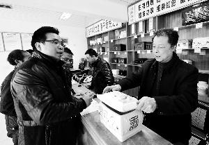 4月2日，福建省古田縣紀(jì)委、監(jiān)察局成立清明節(jié)專(zhuān)項(xiàng)督查組，對(duì)違反“八項(xiàng)規(guī)定”行為進(jìn)行監(jiān)督檢查。新華社發(fā)