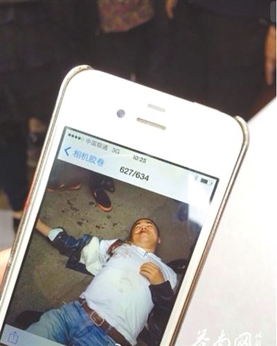 4月19日上午，目擊者拍到的黃祥拔被打現(xiàn)場圖片。網(wǎng)絡(luò)截圖