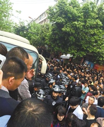 4月19日，蒼南縣靈溪鎮(zhèn)城管打人事件現(xiàn)場。網(wǎng)絡(luò)截圖