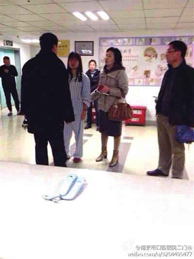 事發(fā)現(xiàn)場(chǎng)，打人者袁亞平(右二) (資料圖)