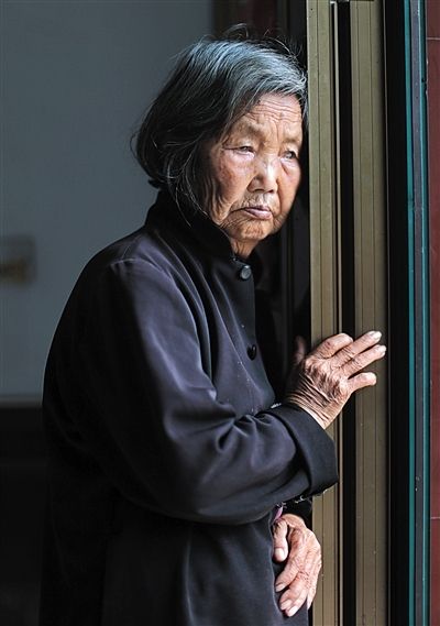 為了能“睡棺木”土葬，潘秀英四次喝農(nóng)藥自殺，后被搶救過來。