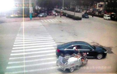 23日中午，陳母被突然噴毒。新京報記者 王瑞鋒 攝