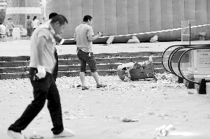 自動扶梯口旁垃圾桶突然爆炸,現(xiàn)場一片狼藉 自動扶梯口旁垃圾桶突然爆炸,現(xiàn)場一片狼藉