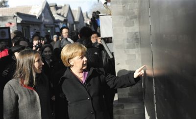 2012年2月2日，北京，默克爾來到南鑼鼓巷游覽。