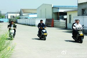 網友稱儀征市委書記程希騎摩托車下鄉(xiāng)沒戴頭盔。