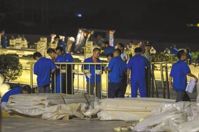 昨晚，工作人員正在為金水橋安裝金色護欄。京華時報記者潘之望攝