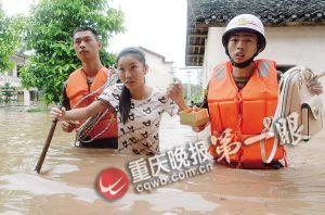 長壽區(qū)，消防官兵搜救被困群眾。