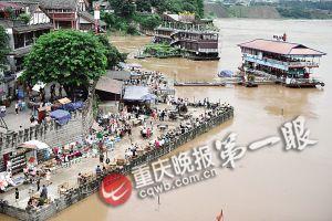 沙坪壩區(qū)磁器口，江水逼近休閑平臺(tái)。