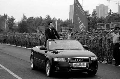 安徽新華學院院長乘敞篷車“閱兵”場面。網(wǎng)絡(luò)截圖