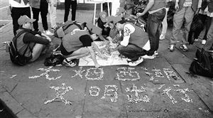 　志愿者用撿來的煙頭，拼起了“無煙西湖”圖案 通訊員供圖