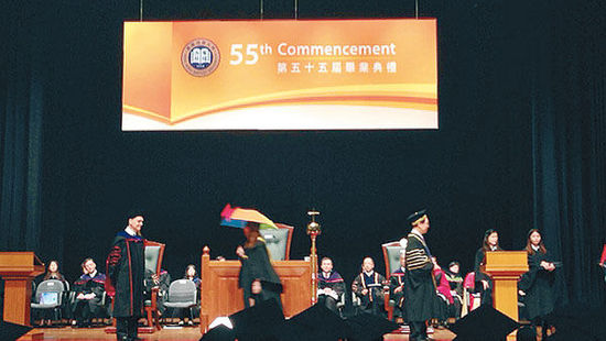 浸會大學(xué)校長陳新滋拒絕為支持占中者頒發(fā)畢業(yè)證 浸會大學(xué)校長陳新滋拒絕為支持占中者頒發(fā)畢業(yè)證