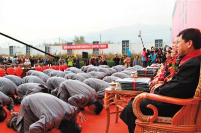 網(wǎng)絡(luò)上流傳的北京鳳凰嶺書院開學(xué)典禮上學(xué)員跪拜老師的照片?！肮虬荨币鹆瞬簧倬W(wǎng)友質(zhì)疑。