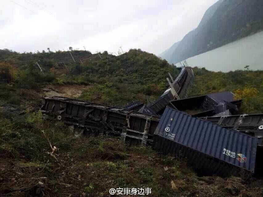 襄渝鐵路旬陽至棕溪上行線發(fā)生山體塌方，致使75228次貨物列車8節(jié)車廂脫線。圖片來源于網絡