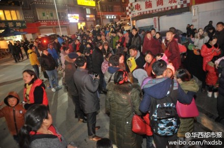 民眾深夜出門(mén)避震 民眾深夜出門(mén)避震