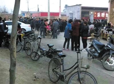 　11月9日下午，暴力催債的社會人員持械進入獻縣安莊后，村民們聚集在一起準備反抗。村民供圖