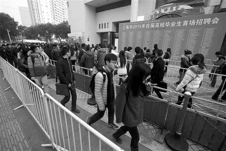 昨天的應(yīng)屆生招聘會(huì),舉辦方上海國(guó)際展覽中心配備了足夠的警力、安保和工作人員，整個(gè)排隊(duì)隊(duì)伍被分割成數(shù)段