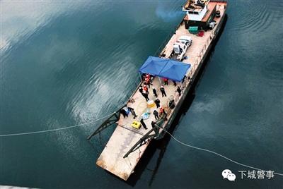 為搜尋深水沉尸，杭州警方租用的船只在水面作業(yè)。本版圖片/杭州警方提供