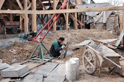 東城區(qū)北鑼鼓巷與小經(jīng)廠胡同之間一處四合院內(nèi)，工人進(jìn)入已經(jīng)挖好的地下室內(nèi)施工。