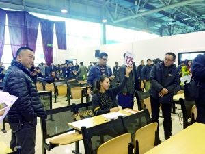 　首批中央和國(guó)家機(jī)關(guān)公車(chē)第三場(chǎng)拍賣(mài)現(xiàn)場(chǎng)。賈悅/攝