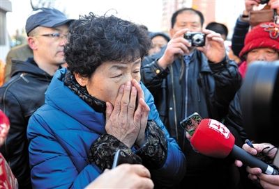 2月9日，呼格吉勒?qǐng)D的母親尚愛(ài)云在旁聽(tīng)趙志紅案后，接受媒體采訪(fǎng)時(shí)落淚。新華社記者 任軍川 攝