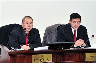1月5日，呼市中院審理趙志紅案。律師謝飛（左）和張瑞軍（右）出庭為趙志紅辯護(hù)。