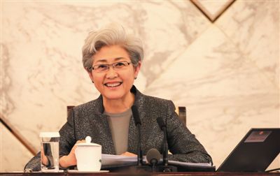 3月4日，十二屆全國人大三次會議在人民大會堂舉行新聞發(fā)布會，大會發(fā)言人傅瑩回答中外記者的提問。