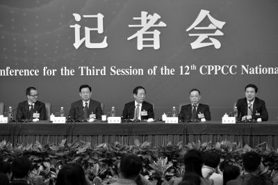 昨日，政協(xié)十二屆三次會(huì)議舉行記者會(huì)，五位嘉賓回答中外記者提問(wèn)。京華時(shí)報(bào)記者王海欣攝