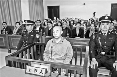 4月14日，趙志紅（前中）在庭審現(xiàn)場(chǎng) 供圖/新華社