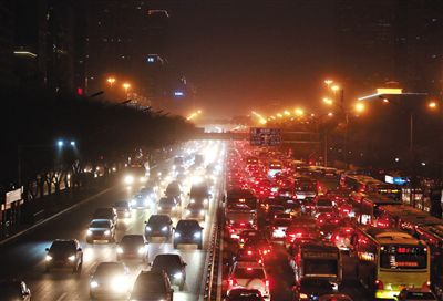 昨晚，因沙塵暴導(dǎo)致能見度低，長安街嚴(yán)重堵車。