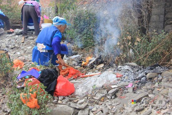 老人們準(zhǔn)備好松香紙錢(qián)等祭祀用品，虔誠(chéng)祈福。